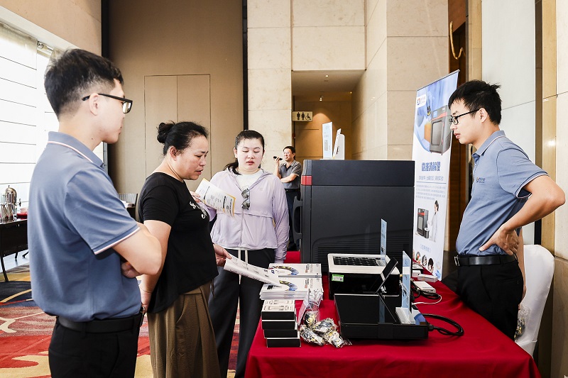 格丹納銷售總經(jīng)理為實(shí)驗(yàn)室老師介紹儀器 格丹納銷售總經(jīng)理為實(shí)驗(yàn)室老師介紹儀器