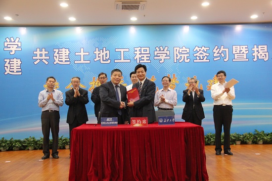 2015年，與長(zhǎng)安大學(xué)共建全國(guó)第一個(gè)土地工程學(xué)院，設(shè)立土地工程學(xué)科碩士點(diǎn)、博士點(diǎn)。.jpg