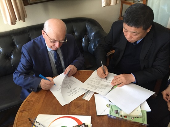 (10)集團(tuán)黨委書記、董事長韓霽昌與俄羅斯國立莫斯科大學(xué)土壤科學(xué)系系主任，教授，俄科學(xué)院通訊院士肖巴 謝爾蓋 阿列克謝爾維奇簽署合作協(xié)議.jpg