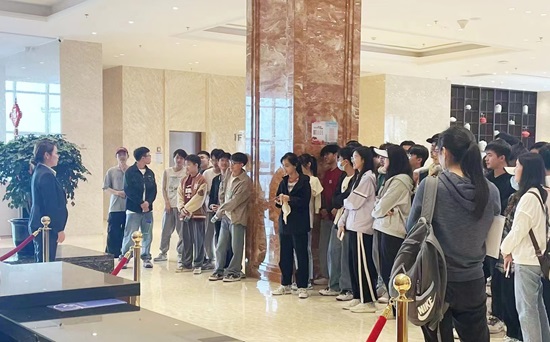 12日上午，南山花園精品酒店觀摩學(xué)習(xí)（地建酒店公司）.jpg