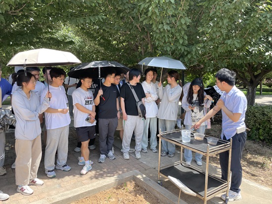12日下午，富平中試基地現(xiàn)場(chǎng)教學(xué)（地建研究院）.jpg